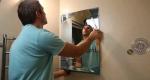 Как да окачите огледало на стената - методи за закрепване и надеждни държачи Как да окачите огледало в рамка