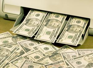 Văzând bani de hârtie contrafăcuți într-un vis