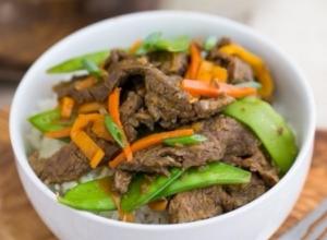 Bagaimana untuk memasak daging lembu Cina dengan sayur-sayuran dalam sos yang lazat?