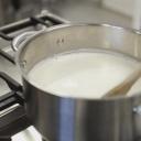 شیر در هنگام جوشاندن دلمه می شود، چه چیزی می توانید بپزید؟