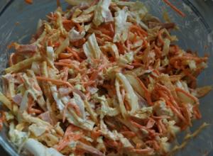 Um prato simples e complexo - salada com cenoura e cogumelos coreanos